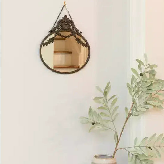 Miroir mural encadré en étain avec chaîne décorative et finition antique, bronze, de Storied Home
